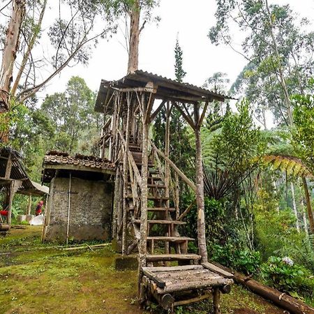 Oyo Homes 90915 Eco Tourism Desa Cihanjuang Rahayu Ciwangun Indah Camp Villas Bongkar ภายนอก รูปภาพ