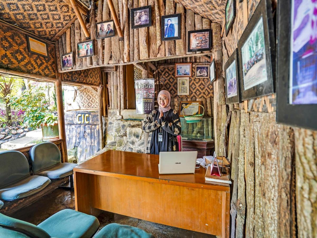 Oyo Homes 90915 Eco Tourism Desa Cihanjuang Rahayu Ciwangun Indah Camp Villas Bongkar ภายนอก รูปภาพ