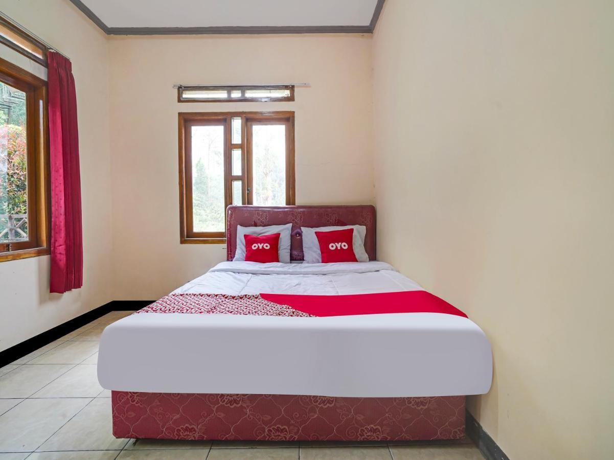 Oyo Homes 90915 Eco Tourism Desa Cihanjuang Rahayu Ciwangun Indah Camp Villas Bongkar ภายนอก รูปภาพ